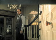 The Sixth Sense – Nach dem Attentat hat Dr. Malcolm Crowe (Bruce Willis) das Gefühl, bei seinem ehemaligen Patienten versagt zu haben. Da lernt er den offensichtlich paranoiden Cole kennen, den ein ähnliches Problem quält ...