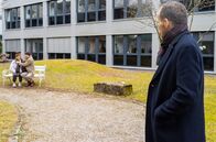Sturm der Liebe – Markus (Timo Ben Schöfer, r.) bekommt mit, wie sich Philipp (Robin Schick, hinten r.) und Ana (Soluna-Delta Kokol, hinten l.) scheinbar wieder annähern.; ARD STURM DER LIEBE FOLGE 4278 Uhr im ERSTEN. Markus (Timo Ben Schöfer, r.) bekommt mit, wie sich Philipp (Robin Schick, hinten r.) und Ana (Soluna-Delta Kokol, hinten l.) scheinbar wieder annähern.