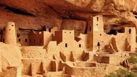 1491 - Amerika vor Kolumbus – Vor 1200 Jahren tauchen im ganzen Südwesten erstmals mehrstöckige Wohnhäuser der Pueblos auf. Diese Lehmbauten entstehen unter Felsüberhängen und auf Tafelbergen und bieten Hunderten, wenn nicht Tausenden Menschen eine Behausung.