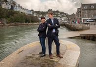 Beyond Paradise – Esther (Zara Ahmadi) sorgt dafür, dass Humphrey (Kris Marshall) seine privaten Probleme vorübergehend hinter sich lässt.