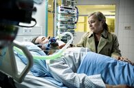 Tatort – Silke Haller (Christine Urspruch, rechts) bei Prof. Karl-Friedrich Boerne (Jan Josef Liefers, links) auf der Intensivstation.