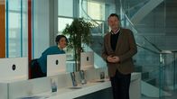 Extraordinary – Psychologe George (Julian Barratt, r.) und seine Assistentin (Mona Goodwin, l.) werfen Jen aus der Superkraft-Klinik heraus. George meint, sie hätte sich daneben benommen und wäre ihm zu nah gekommen.