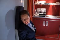 Mayday - Alarm im Cockpit – Flugbegleiterin Darinda Ogden (gespielt von Rebecca Nicholson) macht sich bereit, als Comair-Flug 3272 in den Sturzflug übergeht. (Bildnachweis: Cineflix/Darren Goldstein)