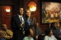 Bones - Die Knochenjägerin – Booth (David Boreanaz) und Brennan (Emily Deschanel) platzen in die Aufzeichnung einer TV-Gerichtssendung, die von dem Opfer produziert wurde. Schnell stellt sich heraus, dass Rebecca unzählige Feinde hatte... Die Verwendung des sendungsbezogenen Materials ist nur mit dem Hinweis und Verlinkung auf TVNOW gestattet.; Booth (David Boreanaz) und Brennan (Emily Deschanel) platzen in die Aufzeichnung einer TV-Gerichtssendung, die von dem Opfer produziert wurde. Schnell stellt sich heraus, dass Rebecca unzählige Feinde hatte... Die Verwendung des sendungsbezogenen Materials ist nur mit dem Hinweis und Verlinkung auf TVNOW gestattet.