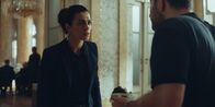 neoriginal: Crystal Wall – Louna Lloris (Anna Bardavelidze, l.) ist völlig überrascht davon, ihren Bruder Samuel Lloris (Walid Al-Atiyat, r.) bei den Dardennes anzutreffen.