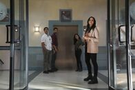 Navy CIS: Hawaii – v.l.n.r.) Kai Holman (Alex Tarrant); Jesse Boone (Noah Mills); Lucy Tara (Yasmine Al-Bustami); Jessica Knight (Katrina Law)