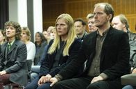 Unschuldig – Marion Mosbach (Anna Loos) und ihr Mann Uwe (Godehard Giese) fürchten um das Sorgerecht für die Kinder von Alex. - Foto aus Teil 1 -