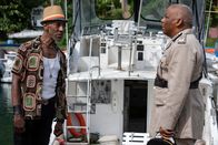 Death in Paradise – Dwayne Myers (Danny John-Jules, l.) ist über die Feiertage wieder auf Saint Marie. Um den verstrickten Fall zu lösen, muss Commissioner Patterson (Don Warrington, r.) seinen alten Freund und Kollegen um einen Gefallen bitten.