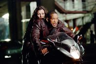 I, Robot – Als ein erfolgreicher Wissenschaftler tot aufgefunden wird, steht für Detective Spooner (Will Smith, r.) sofort fest, dass nur ein Roboter diesen umgebracht haben kann. Mit Hilfe der Roboterpsychologin Dr. Susan Calvin (Bridget Moynahan, l.) versucht er, den dubiosen Fall zu lösen. Ein mörderischer Job, denn seine Gegner sind ihm immer einen Schritt voraus ...