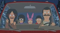 Bob's Burgers – Linda hat viel zu früh einen Weihnachtsbaum gekauft hat, welcher längst vor den Feiertagen wieder eingegangen ist. Eine Tour, um einen neuen Baum zu kaufen steht an: Bob (r.), Linda (l.), Louise (M.), Gene (2.v.r.) und Tina (2.v.l.) ...