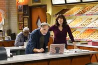 Superior Donuts – Arthur (Judd Hirsch, l.); Randy (Katey Sagal, r.)