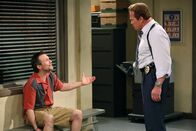 Two and a Half Men – Lieutenant Wagner (Arnold Schwarzenegger, r.) glaubt, Charlie gefasst zu haben und gibt Walden und Alan Bescheid, die um ihr Leben fürchten. Doch leider hat Lieutenant Wagner den Falschen geschnappt - nämlich Christian Slater (Christian Slater, l.) ...