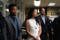 Elementary – Äußerst berührt von Gregsons Rede: Joan (Lucy Liu, M.), Sherlock (Jonny Lee Miller, r.) und Marcus (Jon Michael Hill, l.). Aber gelingt es ihnen auch, den grausamen Mord an Russel Cole aufzuklären?