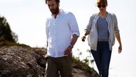 Mord im Mittsommer – Thomas (Jakob Cedergren) und Kollegin Mia (Sandra Andreis) machen sich zum Tatort eines weiteren Mordes auf.