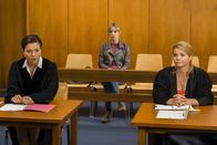 Danni Lowinski – Kann Danni (Annette Frier, r.) Christian Gensterblum und seiner Mutter Sabine (Milena Dreißig, M.) helfen und die Staatsanwältin Brauner (Henriette Richter-Röhl, l.) überzeugen, die Anklage fallen zu lassen?; Kann Danni (Annette Frier, r.) Christian Gensterblum und seiner Mutter Sabine (Milena Dreißig, M.) helfen und die Staatsanwältin Brauner (Henriette Richter-Röhl, l.) überzeugen, die Anklage fallen zu lassen?
