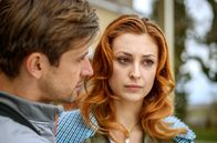Sturm der Liebe – Paul (Sandro Kirtzel, l.) ist betroffen, als er vom Tod von Constanzes (Sophia Schiller, r.) Cousine erfährt.
