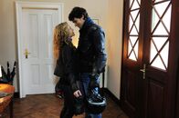Sturm der Liebe – Kristin (Nina Schmieder, l.); Moritz (Daniel Fünffrock, r.)