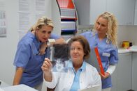 Klinik am Südring – Klinik am Südring: Echte Ärzte und Krankenschwestern gewähren einen Einblick in ihren spannenden Klinik-Alltag ...
