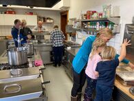 Landleben – Gemeinsames Kochen von 3 Generationen der Familie Spreitzhofer.