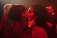 neoriginal: Loving Her – Lara (Emma Drogunova, l.) hat vor allem drei Dinge im Kopf: Party, Sex und Drogen. Sie entführt Hanna (Banafshe Hourmazdi, r.) in ihre Welt, bis ein Moment sie zum Nachdenken bringt.