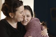 Mutter unter Vertrag – Zhana verspricht ihrer Tochter Elene, immer für sie da zu sein.