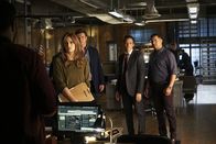 Castle – Beckett (Stana Katic, vorne l.) wird mit einem Fall konfrontiert, den sie eigentlich für gelöst gehalten hatte. Castle (3.v.r.), Ryan (Seamus Dever, 2.v.r.) und Esposito (Jon Huertas, r.) fürchten, dass sie sich in etwas verrennt ...