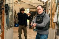 Die Chefin – Die Polizeikommissare Korbinian Kirchner (Jonathan Hutter, l.) und Paul Böhmer (Jürgen Tonkel, r.) sind auf der Suche nach einem Verdächtigen, um ihn festzunehmen.