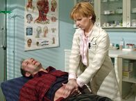 In aller Freundschaft – MDR Fernsehen IN ALLER FREUNDSCHAFT FOLGE 268, "Durch den Wind" Uhr. Bei der Untersuchung von Norbert Keil (Martin Ontrop) stellt Dr. Kathrin Globisch (Andrea Kathrin Loewig) fest, dass er unter starken Schmerzen im Unterbauch leidet.