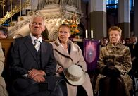 In aller Freundschaft – In der Gewissheit, dass es die letzte Gelegenheit ist, überredet Heidrun Richardson (Renate Schroeter, rechts) Otto Stein (Rolf Becker), sie ins Thomaner-Konzert zu begleiten. Die eifersüchtige Charlotte Gaus (Ursula Karusseit, Mitte) ist auch dabei.