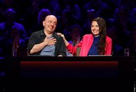 Wer weiß denn sowas? – Rateteam-Kapitän Bernhard Hoëcker (l.) mit Schauspielerin Julia Hartmann (r.).