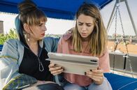 Nur mit dir zusammen – Managerin Tine (Elena Uhlig) sorgt sich um Juli (Vanessa Mai, re.).