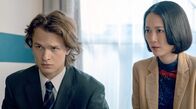 Tokyo Vice – Der Jungreporter Jake (Ansel Elgort, li.) und seine Vorgesetzte Eimi Maruyama (Rinko Kikuchi) recherchieren zu einer Story um Kredite und Selbstmorde.