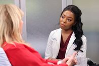 Chicago Med – Sie kann ihrer Patientin nicht helfen: Asjha Cooper als Dr. Vanessa Taylor