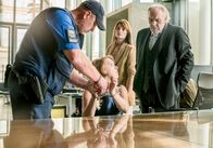 Der Zürich-Krimi – Borchert (Christian Kohlund, re.) und seine Kanzleichefin Dominique (Ina Paule Klink, 2.v.re.) wissen wenig über die Vergangenheit ihrer Kollegin Regula Gabrielli (Susi Banzhaf, 2.v.li.).