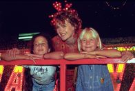 Kommissar Rex – Lotte Kovarik (Alexandra Sommerfeld, mi.) ist mit ihrer Tochter Barbara (Miriam Drews, li.) und Nichte Ines Kunz (Barbara Ringel, re.) im Wiener Wurstelprater.