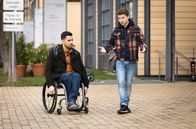 In aller Freundschaft – Ilay Demir (Tan Caglar, li.) sieht nicht ein, dass er sich Tabea Levy gegenüber unfair verhalten hat. Sein Freund und Kollege Kris Haas (Jascha Rust, re.) kann ihre Verletzung allerdings verstehen und versucht Ilay sein Verhalten zu spiegeln.