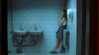 1986 – Elena (Daria Mureeva) in der Clubtoilette.