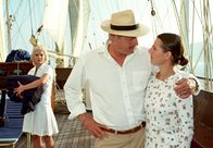 Unter weißen Segeln – Theo (Juraj Kukura, Mitte) erklärt seiner künftigen Schwiegertochter Susanne (Annett Renneberg, re.), wie die Griechen über die Liebe denken.