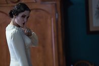 Insidious: Chapter 2 – Die Familie Lambert glaubt sich in Sicherheit, doch plötzlich wird sie von einer geisterhaften Frau in Weiß (Danielle Bisutti) heimgesucht.