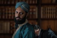 Nautilus – Nemo (Shazad Latif) gibt sich in London als Besitzer einer Diamantenmine aus, um an Anteile der Company zu kommen.
