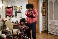 The Neighborhood – Tina Butler (Tichina Arnold, l.); Calvin Butler (Cedric the Entertainer, r.)