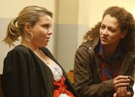 Danni Lowinski – Gemeinsam gehen Danni (Annette Frier, l.) und Miriam Adacher (Oona Devi-Liebich, r.) vor Gericht, um gegen eine Bank vorzugehen. Ein ziemlich schwieriges Unterfangen beginnt.