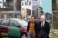 Guilt - Keiner ist schuld – Kenny (Emun Elliott, li.) und Max (Mark Bonnar, re.) machen sich gemeinsam auf den Weg zum Pfarrer, der Kenny in seiner Alkoholsucht beistand.