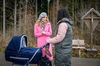 Sturm der Liebe – Rosalie (Natalie Alison, l.) berichtet Vanessa (Jeannine Gaspár, r.) über die Ungereimtheiten von Bettinas Geschichte.