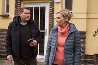 In aller Freundschaft – Obwohl sich alles in Dr. Kathrin Globisch (Andrea Kathrin Loewig) dagegen sträubt, hat sie Michael Linse (Tom Jahn) gefragt, ob er ihrer Tochter Hanna ein Stück seiner Leber spenden würde.