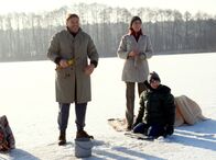 Der Anwalt und sein Gast – Als seihen sie die eigentliche Familie: Katja (Claudia Michelsen) hat ihren Sohn Daniel (Fabio Beyer) und Frank Karmann (Götz George) zum Eisangeln mitgenommen.