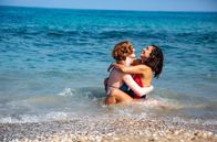 Kiss me kosher – Shira (Moran Rosenblatt, re.) aus Israel und Maria (Luise Wolfram, li.) aus Deutschland sind leidenschaftlich ineinander verliebt.