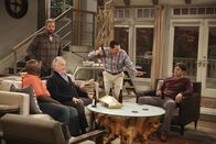 Two and a Half Men – v.r.) und Walden (Ashton Kutcher, r.) ...
