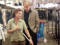 Herz oder Knete – Der Textilunternehmer Carl Morus (Günther Maria Halmer) hat sich in die patente Putzfrau Adele Weiß (Gudrun Landgrebe) verliebt.