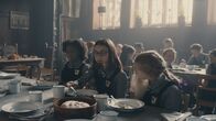 Eine lausige Hexe – Beatrix (Ynez Williams, l.) , Clarissa (Kitty Slack, M.) und Sybille (Trixie Hyde) haben einen schwierigen Frisurenzauber ausprobiert. Doch das Ergebnis hatten sie sich anders vorgestellt. Zum Glück kann Frau Tapioca mit einem Entfernungstrank helfen.